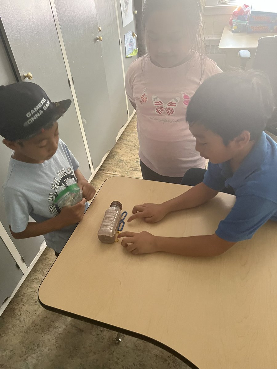 MsTransTigers's tweet photo. Estimating and using Non- Standard units to Measure and Compare classroom objects in Grade 1! ⭐️ https://t.co/2jeLpQZqb5