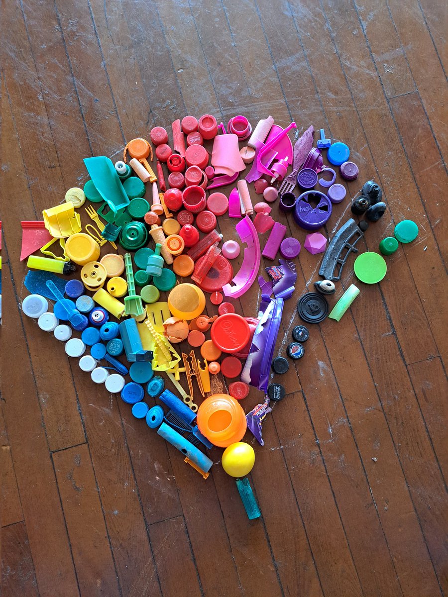 Fantastic beach plastic Environmental Art tideline plastic workshops working with Year 1 pupils at Ysgol Glan Gele ,Abergele,Conwy for World Ocean Day. Well done Artists and thanks to the staff for the brilliant support. #WorldOceanDay #OceanClimateAction @ysgolglangele #artists