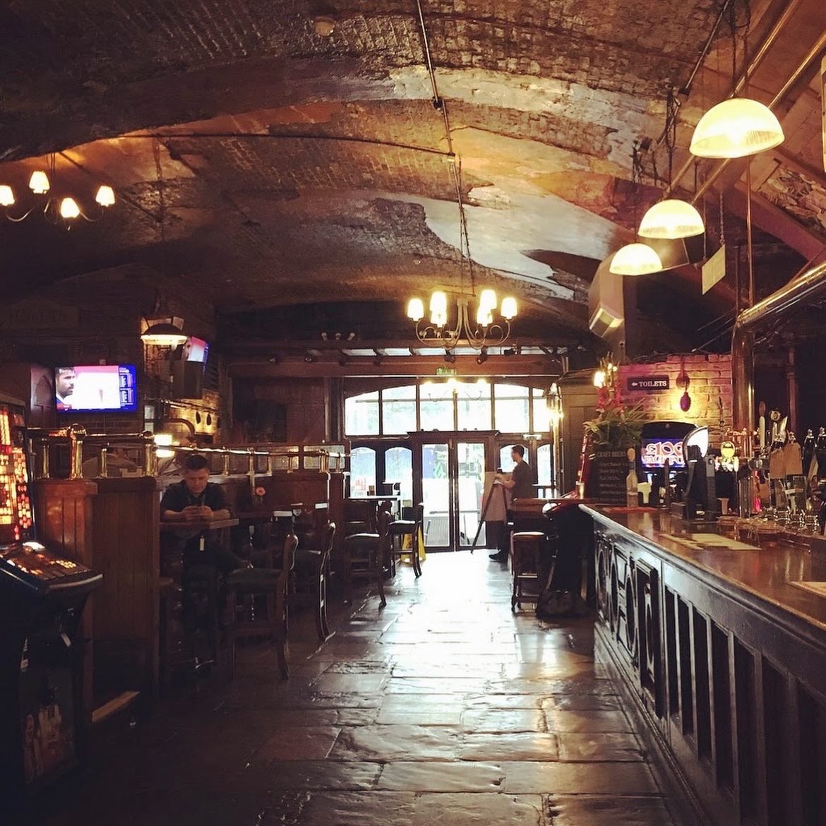 .
The Minories
📍64-73 Minories, London EC3N 1LA
🚇 Tower Gateway
❤️ A Cavernous pub built in to a railway arch.
.
I first visited The Minories six years ago and really enjoyed visiting here, this is an atmospheric pub in a great setting.  #minories #towerhill #pub #London