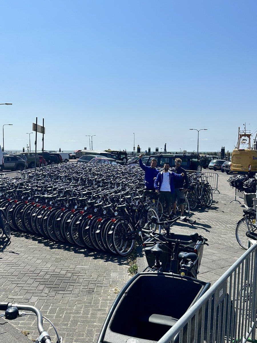 💪🏻 Onze toppers zijn er klaar voor!! 

🎏 Vandaag verwelkomen wij de eerste bezoekers voor het Oerol festival.

🚲 Kom jij ook naar het eiland deze dagen?

#zeelenfiets #zeelen #oerol #topdrukte #haven #westterschelling #eiland #festival #fiets #bike #bikerental #terschelling