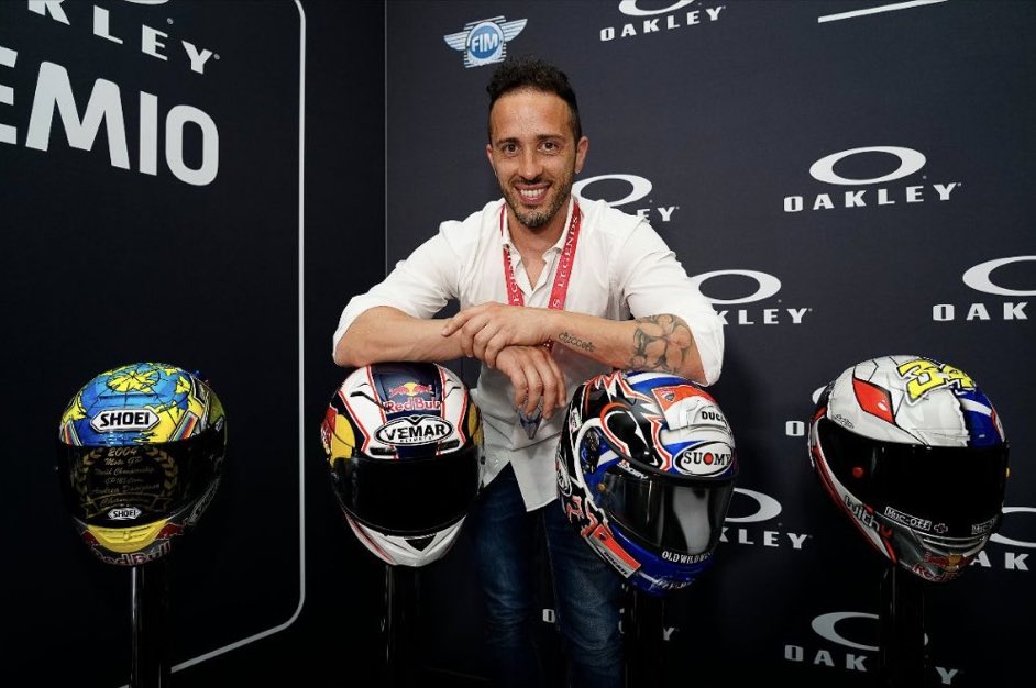 alejandrogp__'s tweet photo. Por cierto. Uno de mis pilotos favoritos ha sido nombrado MotoGP Legend. 

Más que merecido Dovi. Grazie di tutto❤️ https://t.co/6bYPawbAcY