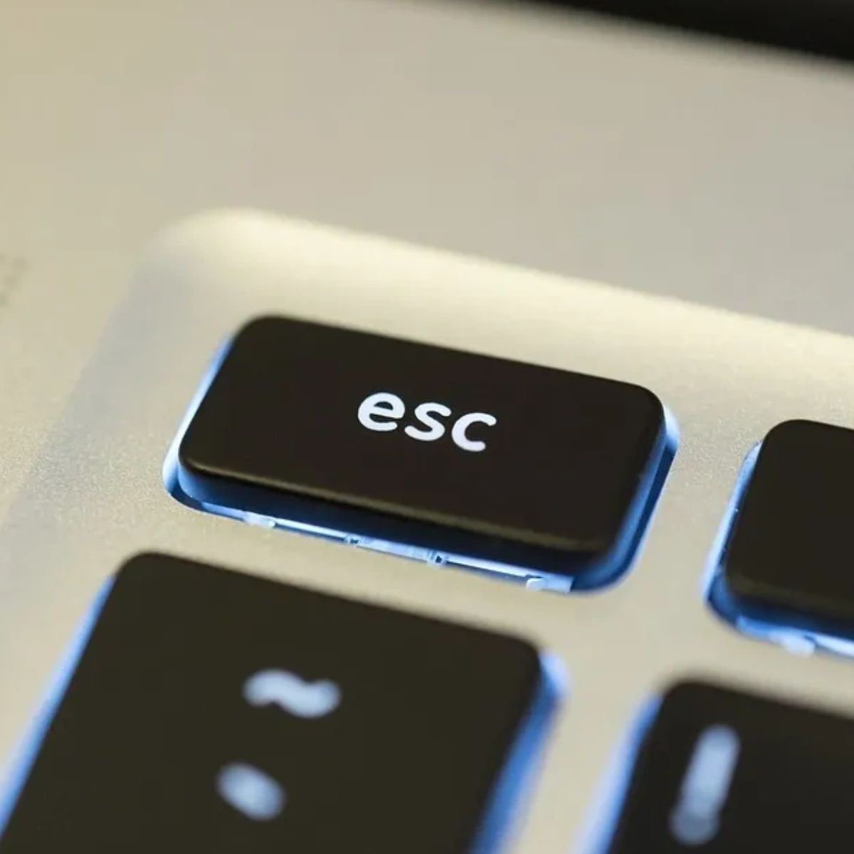 Geeks2U_US's tweet image. Sadly, you won&apos;t find an escape button that&apos;ll take you away from your tech issues. If you use these 10 numbers, though, we can step in and lend a hand: (507) 345-4335. #Geeks2U #ComputerRepair #ElectronicsRepair