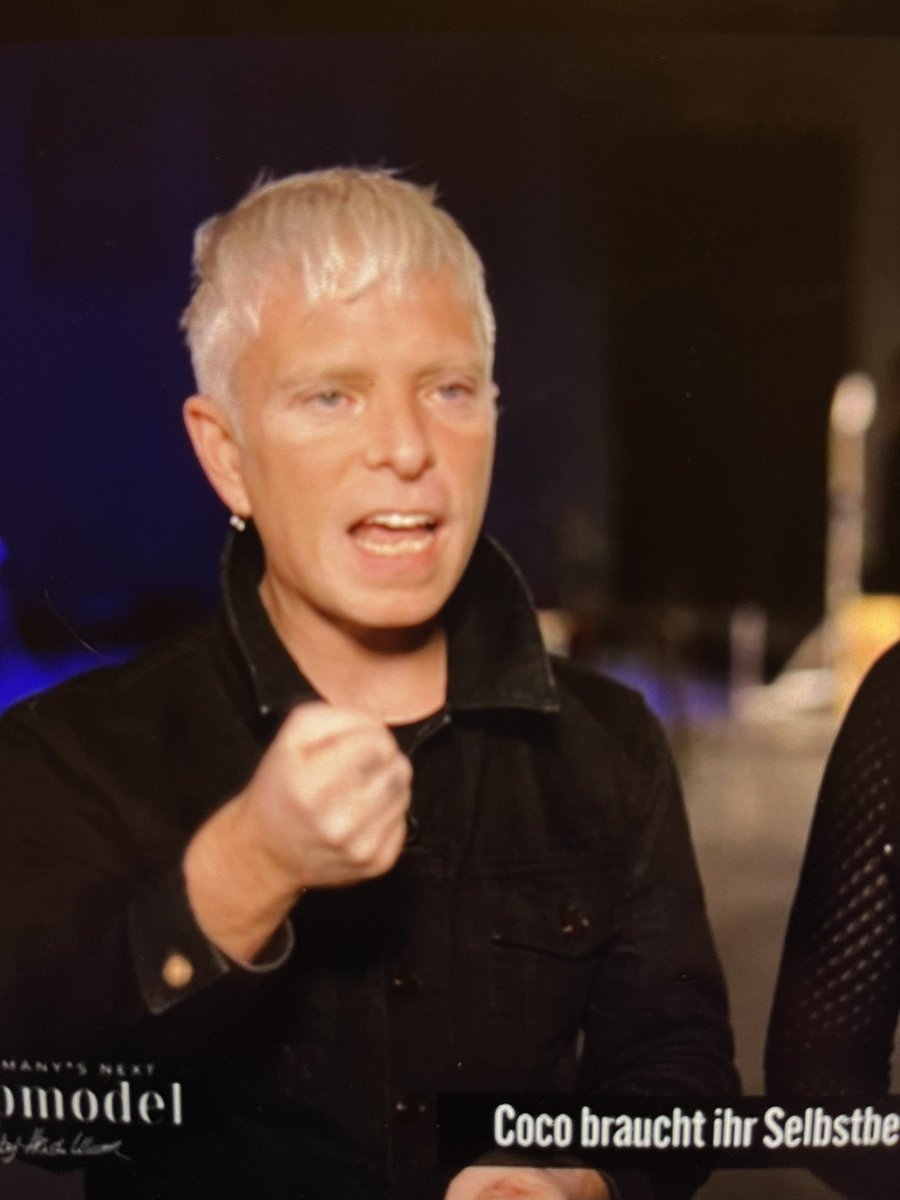 _janinasmile's tweet photo. Der Typ und mitchell pritchett gives me the Same Energy 🤔 #GNTM https://t.co/34dmB9VBRq