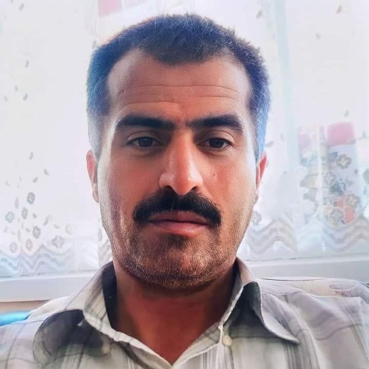 Orhan Çelik..
50 yaşında, ingilizce öğretmeni.
Samsun Atakum'da boyacı olarak çalıştığı inşaatın 22.katından yük asansörü ile birlikte düşerek hayatını kaybetti.
Ataması yapılmamıştı, özel okulda çalışıyordu, işsiz kalınca inşaatlarda çalışmaya başlamıştı.
1 çocuk babası, Afyonlu