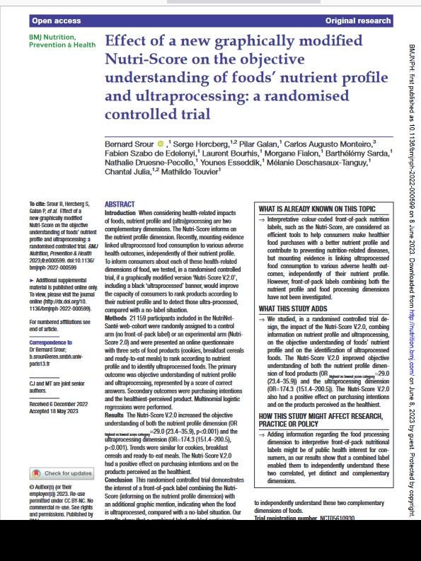 1/2 Un essai randomisé contrôlé démontre l'intérêt d'un logo combinant #NutriScore (informant sur la qualité nutritionnelle) avec une bandeau noir supplémentaire indiquant quand l'aliment est ultra-transformé, par rapport à une situation sans étiquetage. nutrition.bmj.com/content/early/…