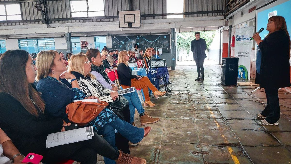 GroomingHCD's tweet photo. 🏫 Primer Encuentro Distrital de centros de estudiantes, directivos y EOE de San Miguel.
@Mama_en_linea @karcai

#FRENEMOSELGROOMING #LeyMicaOrtega https://t.co/H4N5Ujtgk2