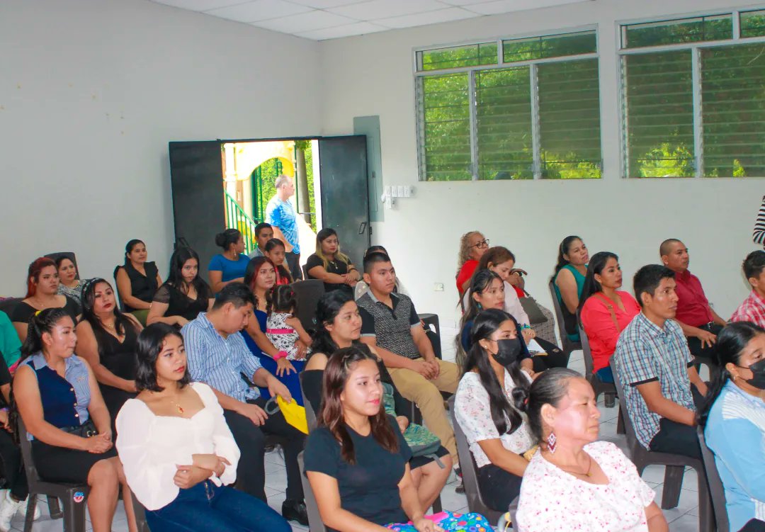 MatchConLaPaz's tweet photo. Gracias a las gestiones de nuestra diputada @MarcelaPinedaSV junto a nuestra alcaldesa de Santiago Nonualco, @damarisleivani, este día se graduaron aproximadamente 60 jóvenes en los cursos de Manejo Defensivo de Automóviles y Cosmetología, ambos talleres impartidos por insaforp. https://t.co/1te4XILdJG