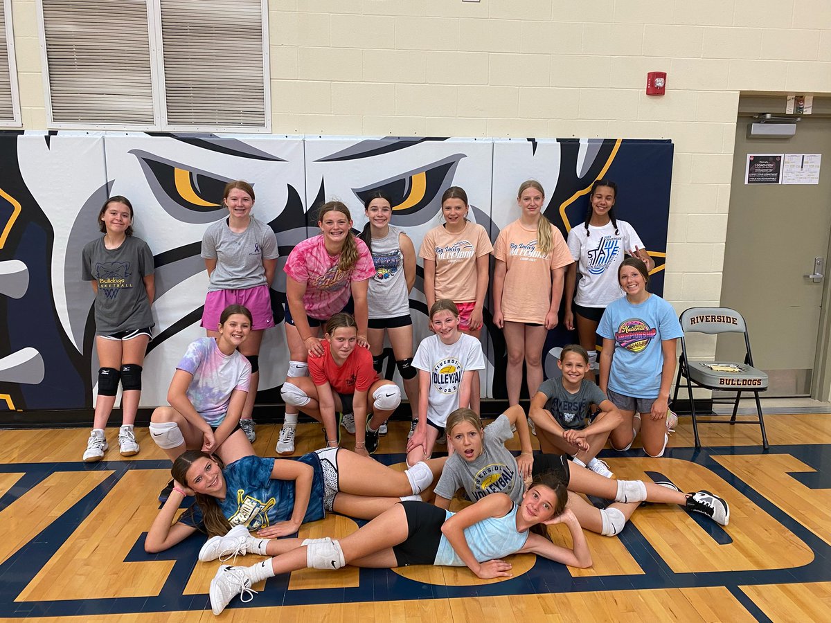 RivVolleyball's tweet image. Another successful JH Volleyball Open Gym this week! Great job today girls! 

Also shoutout to alum, Madison Baldwin, for helping us out with our JH girls this summer!  @Madison03b 💙