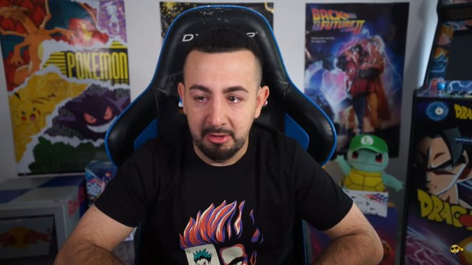 Papi Gavi:

"Me he dejado la vida durante 10 años. Me he labrado un nombre en este mundillo sin saber hablar, recibiendo acoso en el colegio. Cuando la gente se reía de mí porque era Youtuber, yo quería seguir haciéndolo. Quería haceros FELICES".

ERES UN EJEMPLO. Gracias, Gavi.