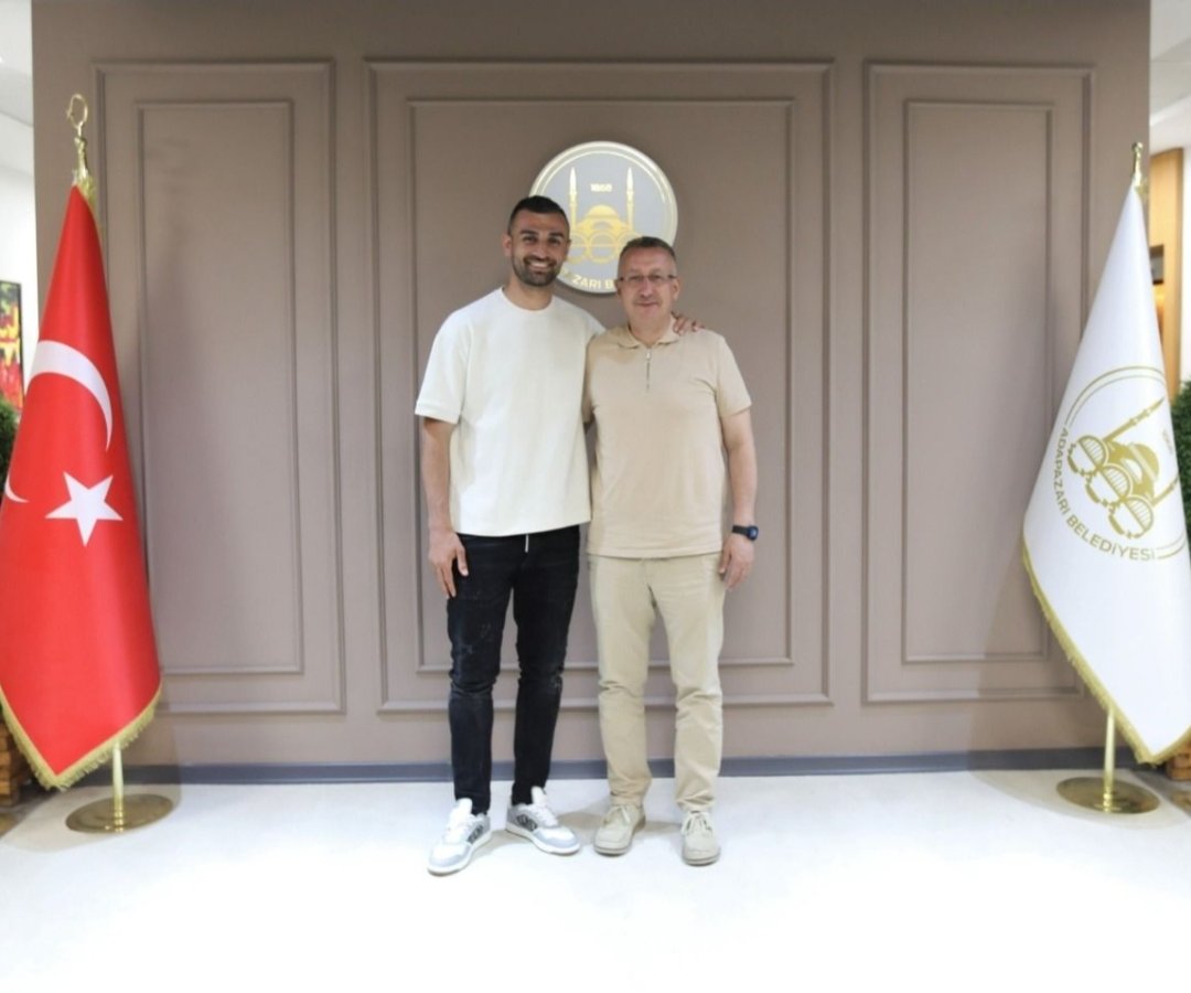 Gol attıktan sonra Cristiano Ronaldo'nun 'siuu' sevincini yaparak fenomen olan Fenerbahçe'nin golcüsü Serdar Dursun, Adapazarı Belediye Başkanı Mutlu Işıksu'yu ziyaret etti.