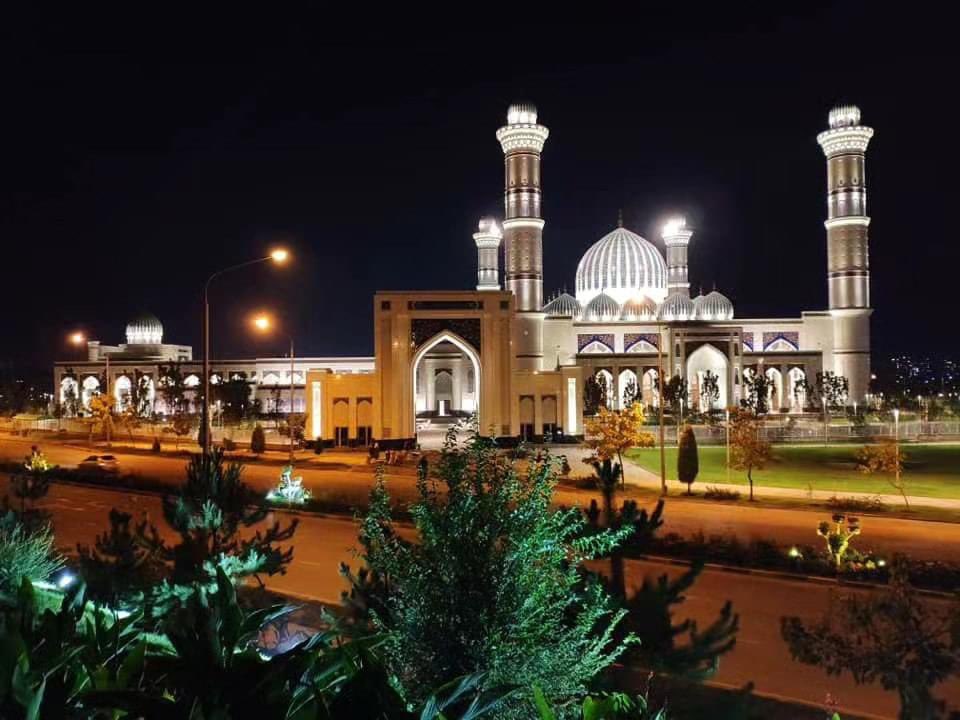 Emir of #Qatar 🇶🇦 Sheikh Tamim bin Hamad Al Thani visits #Tajikistan. Along with his Tajik counterpart Emomali Rahmon they finally inaugurate one of the biggest mosque 🕌 in Central Asia based in Dushanbe.