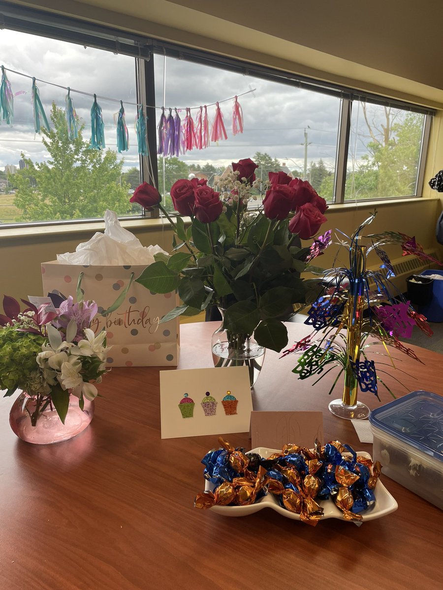 Work colleagues are the best ! #Thank_U <a href="/CFIAPresACIA/">President | Président</a> <a href="/InspectionCan/">Canadian Food Inspection Agency</a> <a href="/lengchiv/">Leng</a> #BirthdayWishes #friends