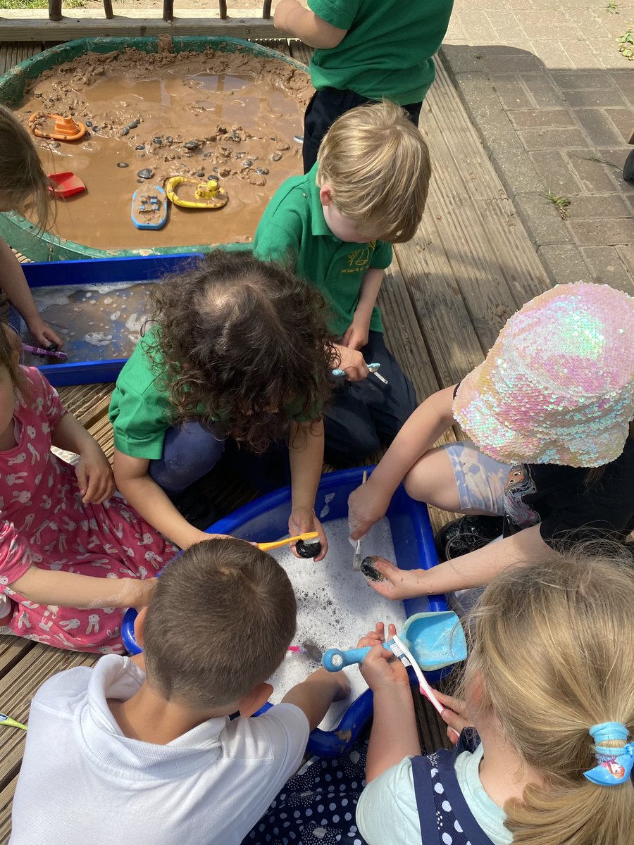 LittleMiltonPri's tweet photo. Willow Class have been at the beach! We enjoyed exploring our mini-seaside and talking about what we can see by the sea. The tide then came in and we worked together to clean off the rocks and animals so we can play again tomorrow #eyfs #earlyyears #tuffspot #tufftray https://t.co/tYLbAoKLiP