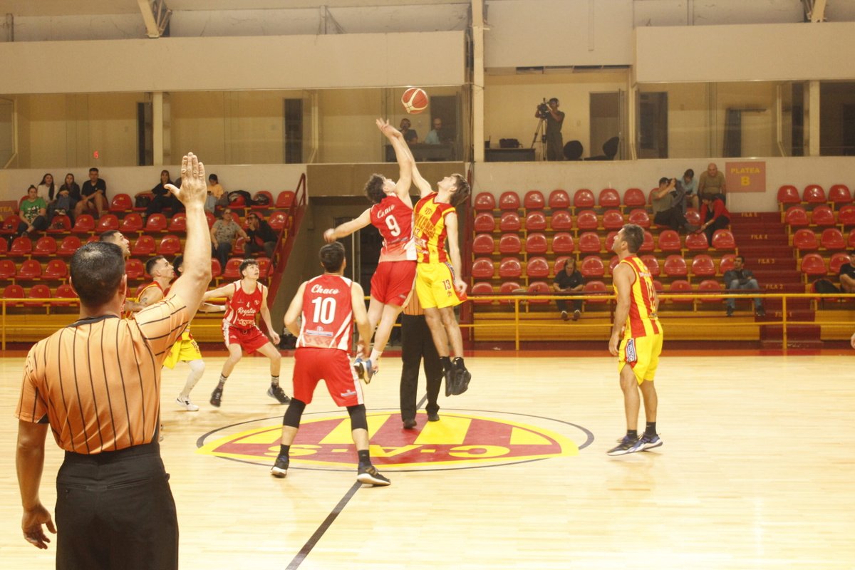 AbrChaco's tweet photo. Anoche por el juego 1 de los cuartos de final de la Copa Resistencia, en condición de visitante, Regatas le gano a Sarmiento por 78 a 76, mientras que Don Bosco supero a Don Orione por 94 a 82.

https://t.co/rmtPouo1R5 https://t.co/eHjlHACfWJ