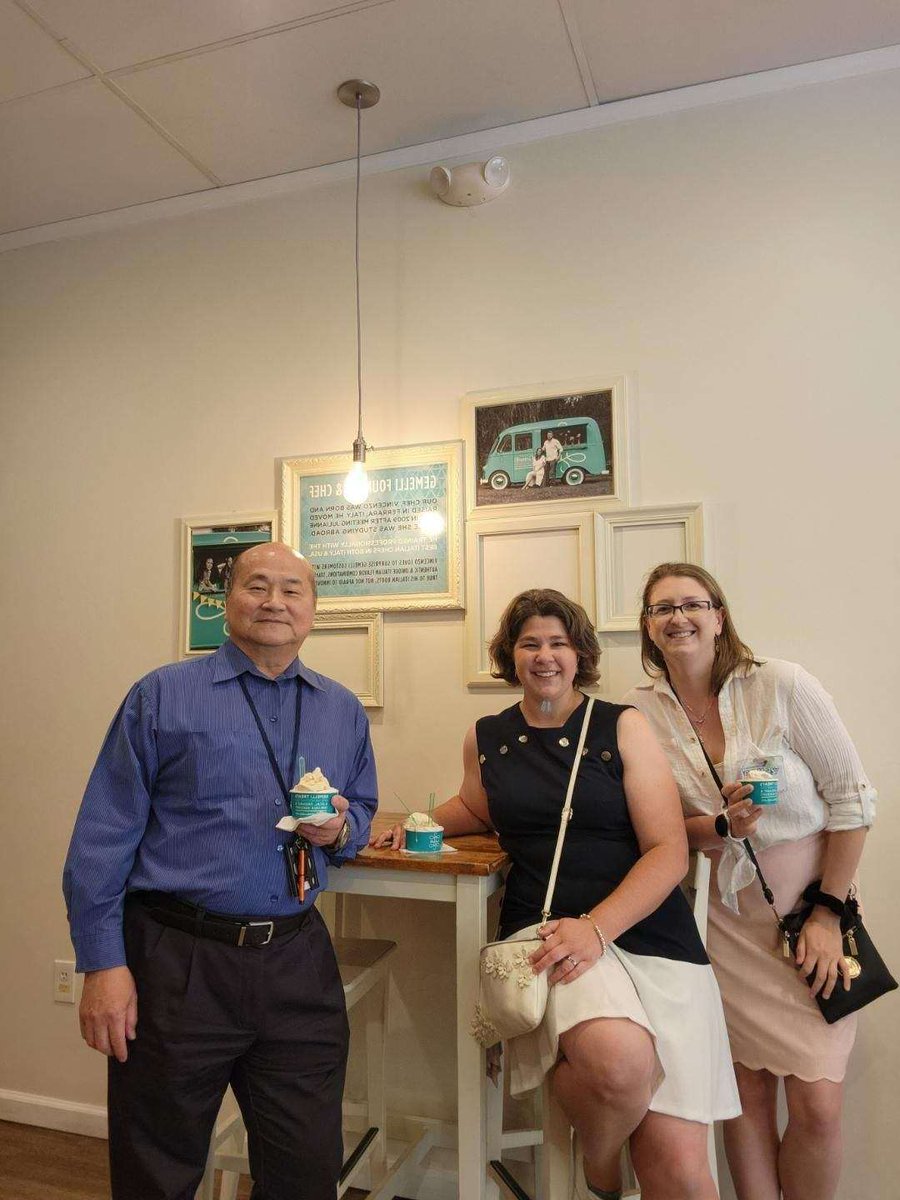 pchu21cccs's tweet image. With the Art Teachers at Gelato places.