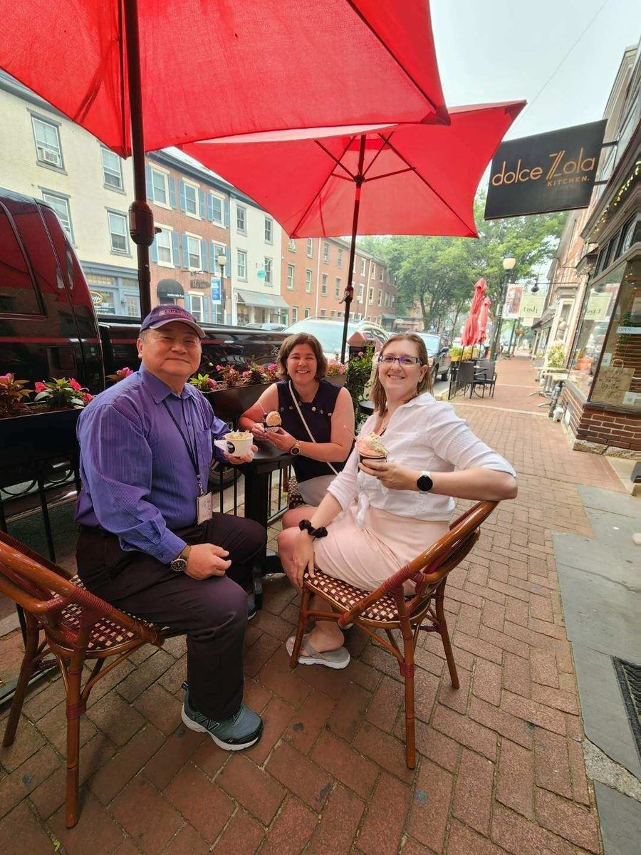 pchu21cccs's tweet image. With the Art Teachers at Gelato places.