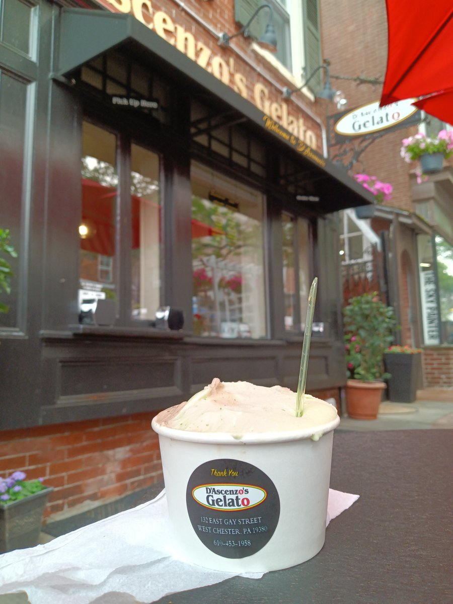 pchu21cccs's tweet image. With the Art Teachers at Gelato places.