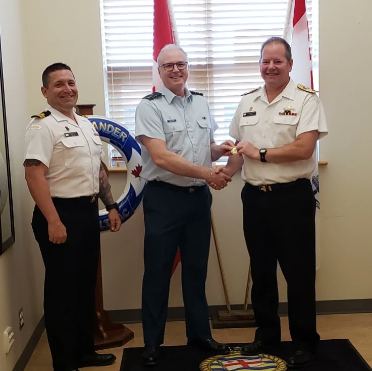 RCNintheUSN's tweet image. Earlier this week, the Fleet Chief and I had the honour of recognizing people that have gone above and beyond in supporting #CANFLTPAC .  #BZ to MWO Michel for their essential role in progressing PARs, and to Padre Walton and Commr MacIntyre for their support during a BOI.