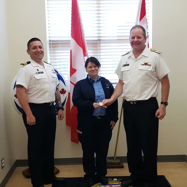 RCNintheUSN's tweet image. Earlier this week, the Fleet Chief and I had the honour of recognizing people that have gone above and beyond in supporting #CANFLTPAC .  #BZ to MWO Michel for their essential role in progressing PARs, and to Padre Walton and Commr MacIntyre for their support during a BOI.