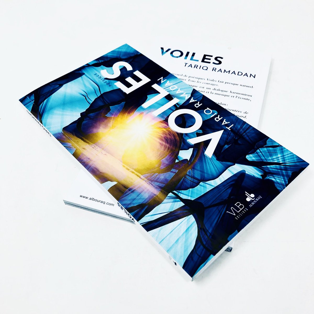 Sofiadis_off's tweet photo. 📚 Dernier ouvrage du Pr. @TariqRamadan  un recueil de poèmes "Voiles", paru chez @AlbouraqEdition &amp; @vlbeditions.

"Un véritable voyage à l’intérieur de l’être, dans les espaces du cœur, de la psychologie, de l’histoire personnelle &amp; de l’identité."

🛒 > https://t.co/uHkMTisS1X https://t.co/KH4L6fP8SB