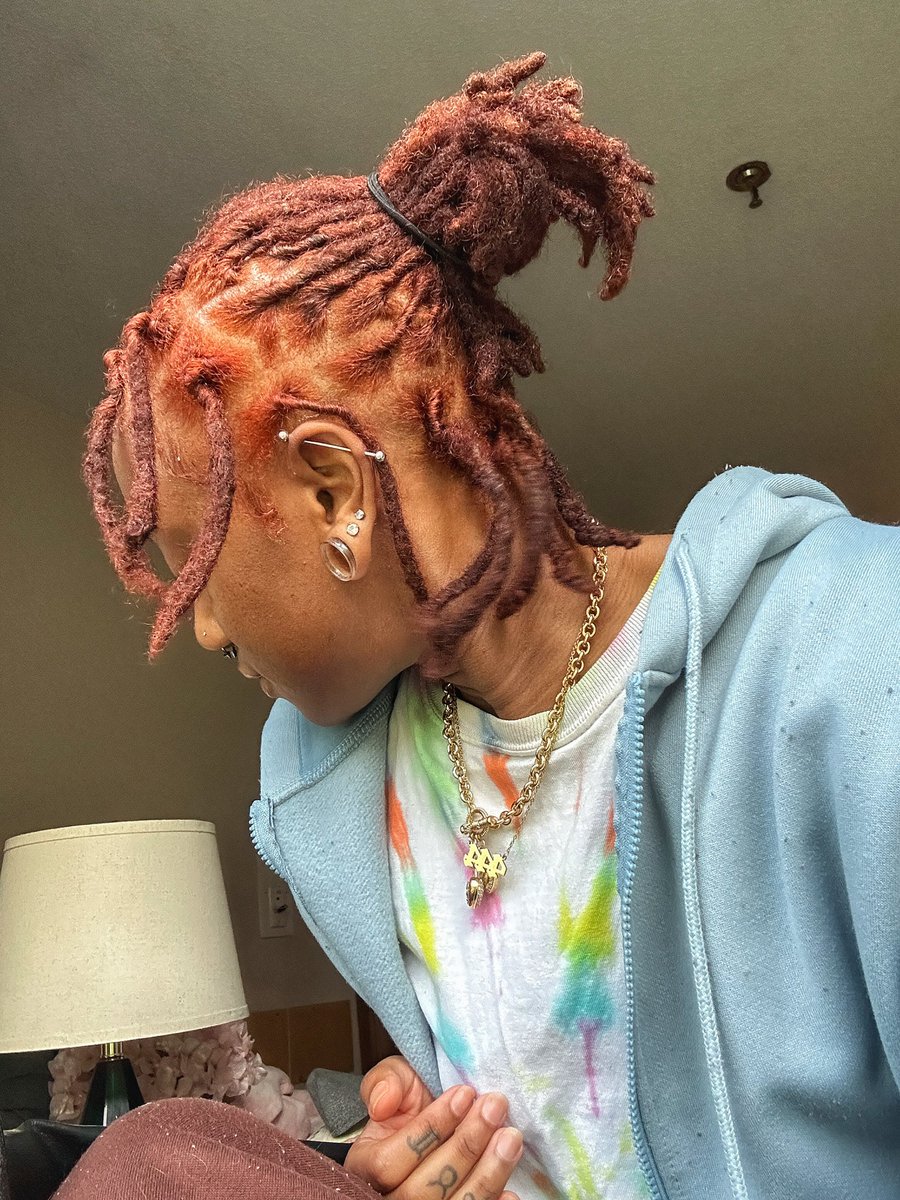 LyfeOfLucille's tweet image. ginger locs 🧡🦜🦊🌞

#womenwithlocs #locdhaircommunity