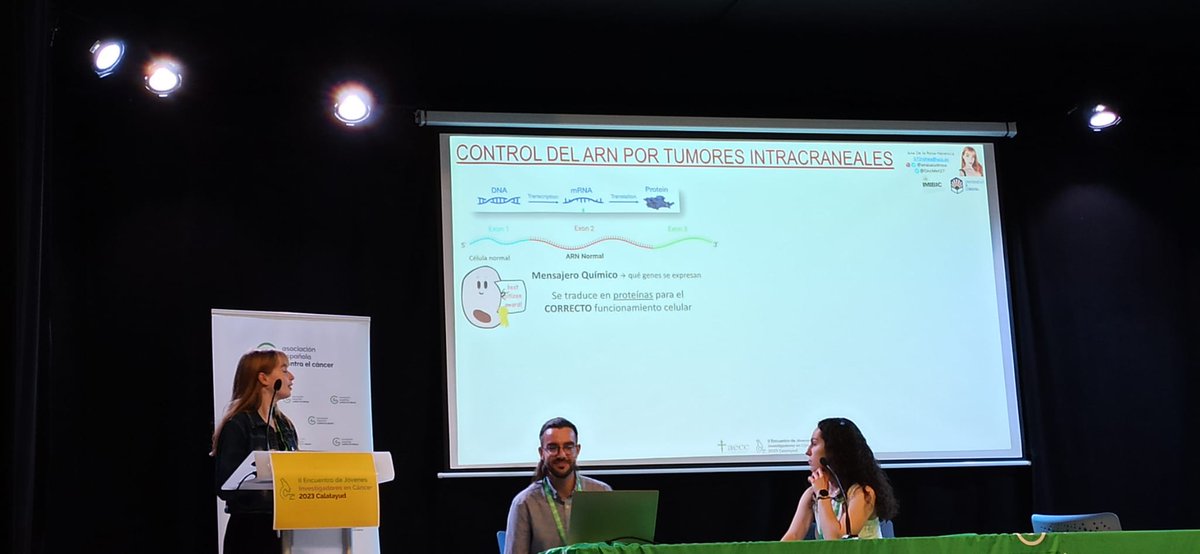 OncMet27's tweet photo. Los chicos predocs del #IntracranialTeam (@anasaludrosa) y #ProstateTeam (#FranPorcel) hablando de sus tesis en el #EJIC2023! ENHORABUENA! https://t.co/xXREBXTWqE