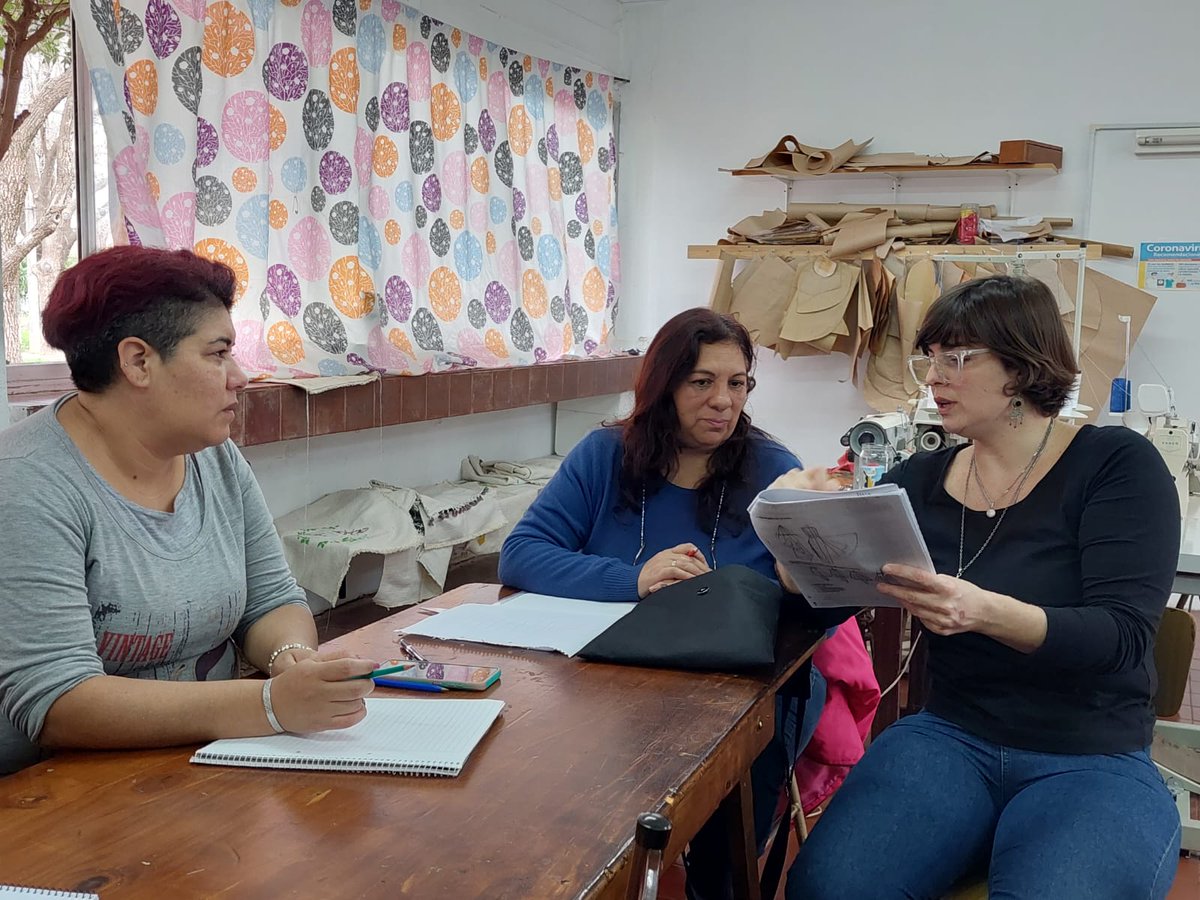 extensionunr's tweet photo. Programa Universidad Popular llega a Firmat🗺️📌

Más de 30 estudiantes se suman al curso de Diseño de Indumentaria🪡  pensado en diálogo con la Secretaría de Producción de la Municipalidad de Firmat.

📑🔗Nota completa en https://t.co/wG3mUNBKHE https://t.co/pnU4g4JckQ