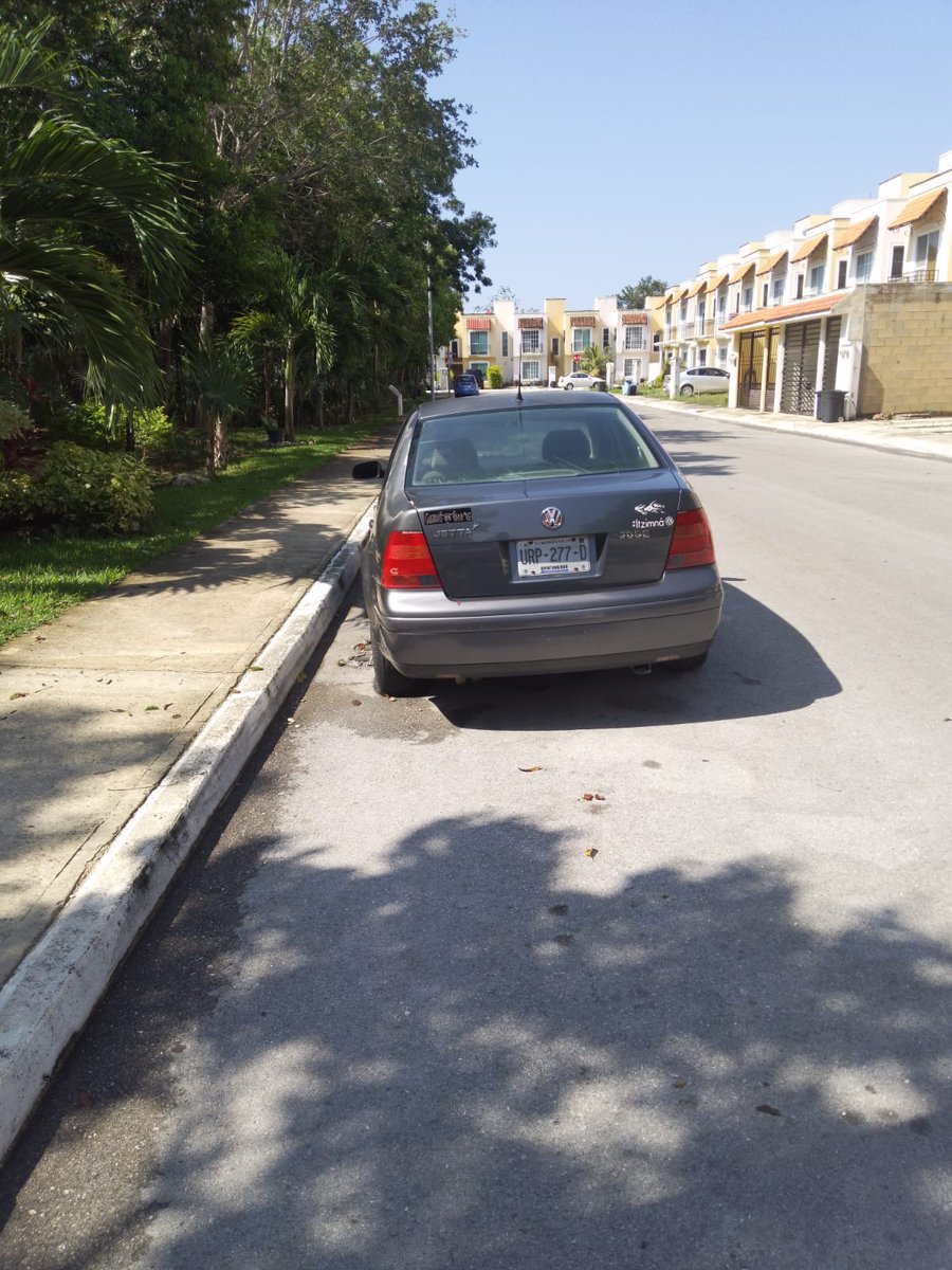CriisRejon's tweet photo. @TransitoBJ buenos días,desde hace 6 meses tenemos un vehículo (chevrolet) abandonado,Este ya cuenta con llantas desinfladas por la falta de movimiento y se encuera sobre las vialidades de la privada.Tambien desde hace 3 meses tenemos un jetta sin movimiento c/ la misma situación https://t.co/SgFjiCxKer