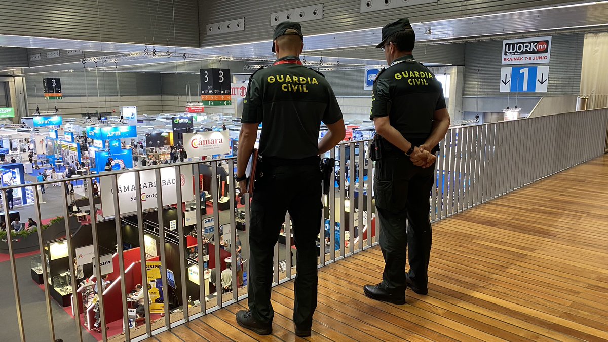 gcivilbizkaia's tweet photo. (1/2)
La @gcivilbizkaia fiscaliza en la feria +Industry ⚙️ 🛠️, expuesta en el @BEC_Bilbao , tanto la importación como la exportación de la maquinaria en exposición 🧾.
#ParaServirYProteger 
#062
#Fiscalyfronteras 
#maquinaria 
#confronta 
#feria
#barakaldo https://t.co/LnuEVPukmk