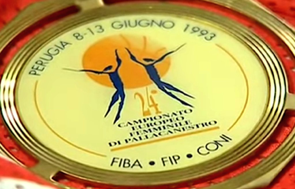 DeporteVintage's tweet photo. 30 años de la primera medalla de la historia de la selección española de baloncesto femenino #Peruggia Junio 1993 https://t.co/ya54qfYCrR