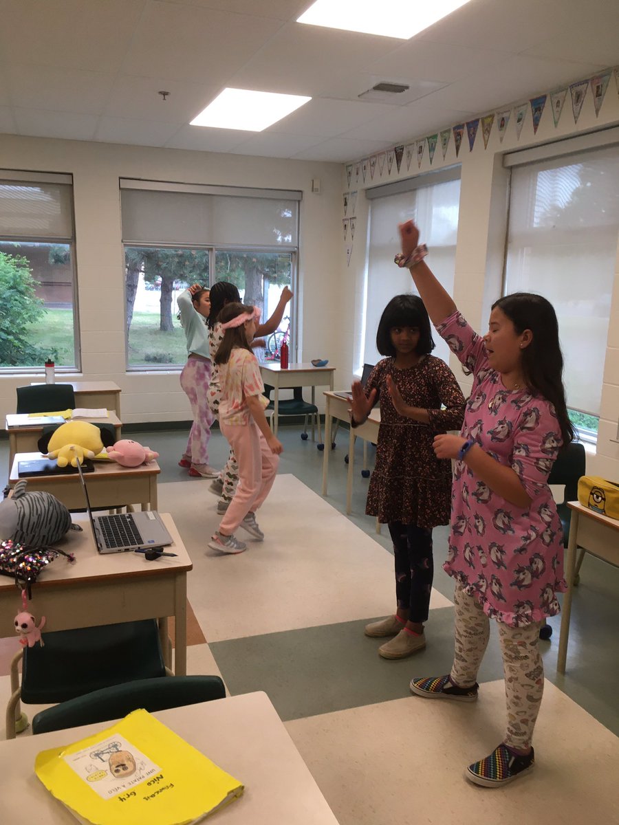 MrPoutineMPB's tweet image. On pratique notre danse avec DJ Raphi…@MPaulBaxterOCSB @ocsbArts