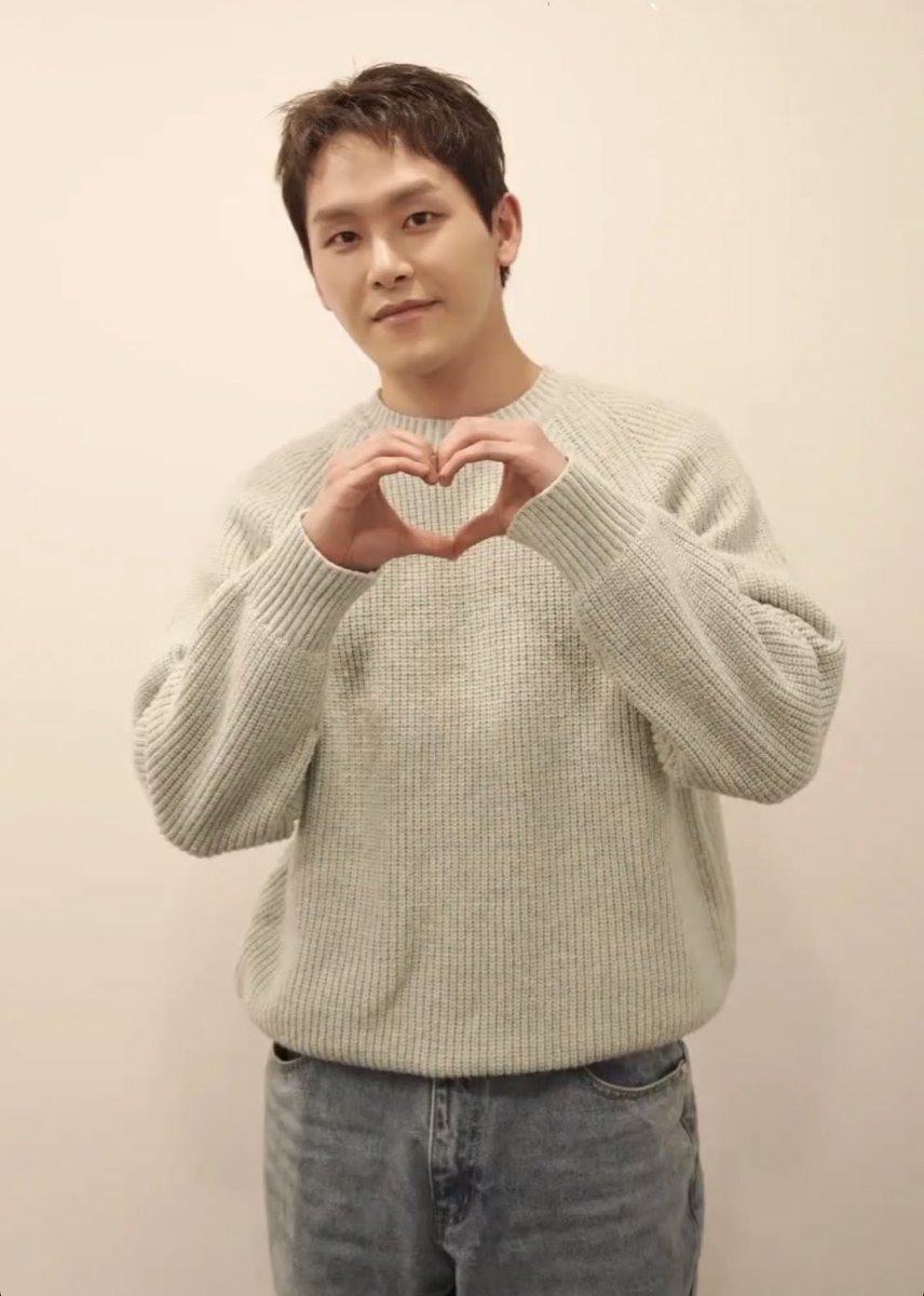 HowonsYaya's tweet photo. Happy debut anniversary to my shining Star @hoya1991 🎉🎊🎂 always stay happy and healthy, Holys will always be by your side 💜 I love you, always! 💕❤️ https://t.co/pxulSvyrEt