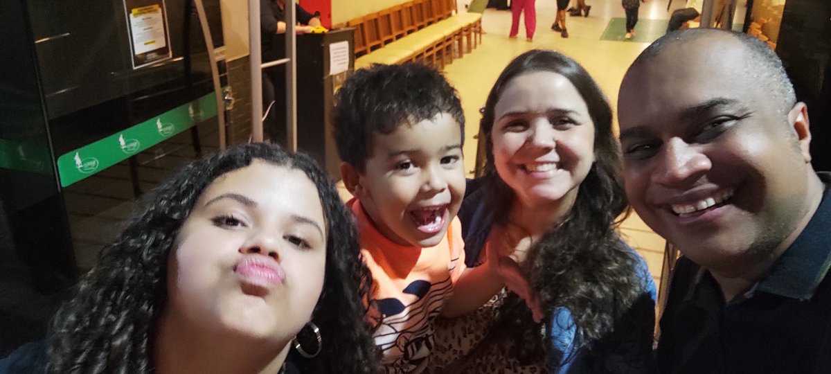 clebinhobassman's tweet photo. Excelente feriado a todos de telespectadores da EPTV de São Joaquim da barra e região ! Clebinho , Rafa Duda e Joaquim https://t.co/q9y2mMMsPH