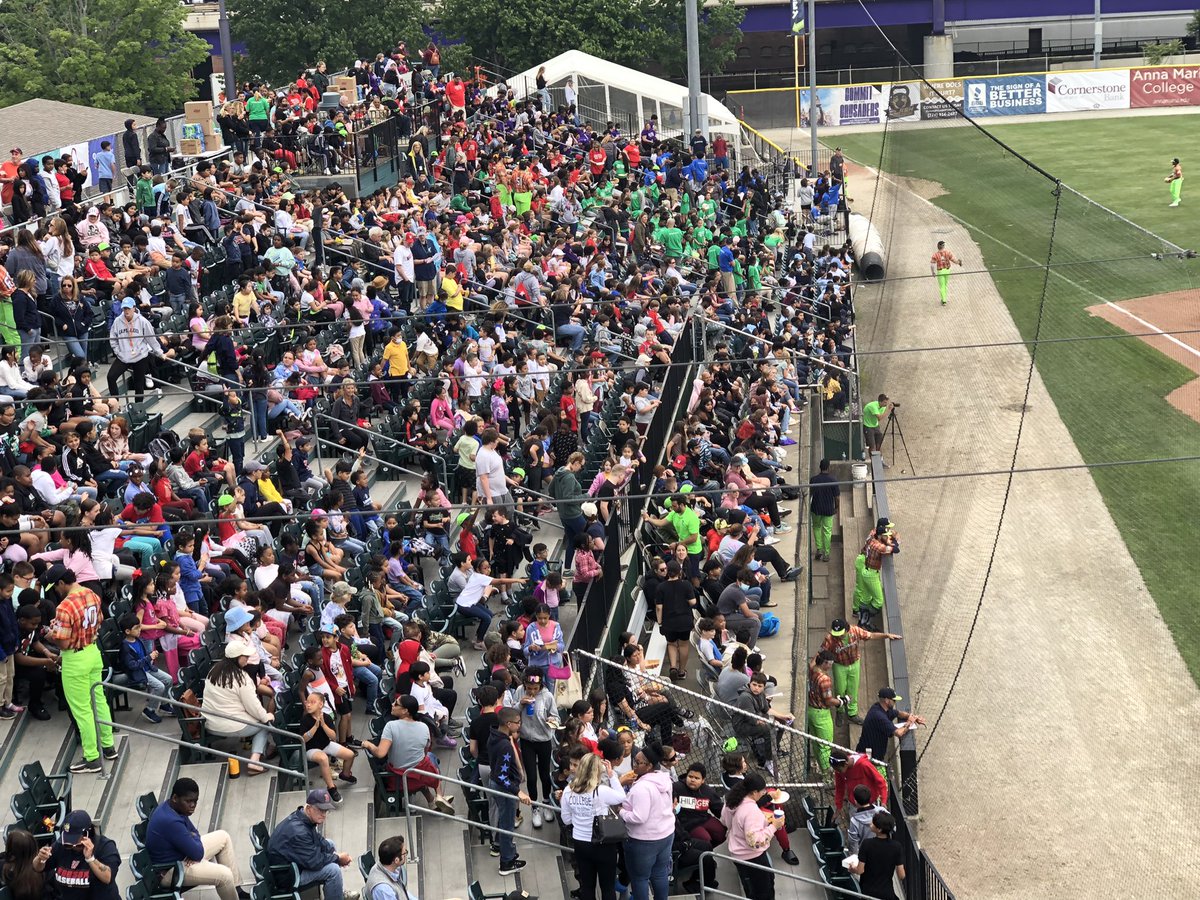 Two Largest crowds since 2019, over 9,000 total students, players in the stands and fans sitting on top of the dugout.

The last two days were nuts.

Nothing better than <a href="/WooBaseball/">Worcester Bravehearts💚⚾</a> field trip days!