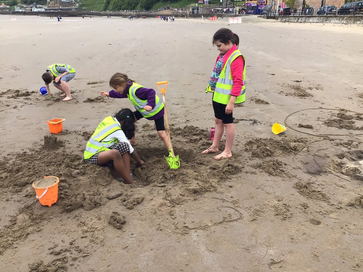 AusthorpeYear2's tweet photo. Oh! We do like to be beside the seaside! A bit of cloud didn’t spoil a great day. A fantastic time at Sealife Centre followed by an tasty ice cream on the beach. #Austhorpe https://t.co/RpQKp0oxR0