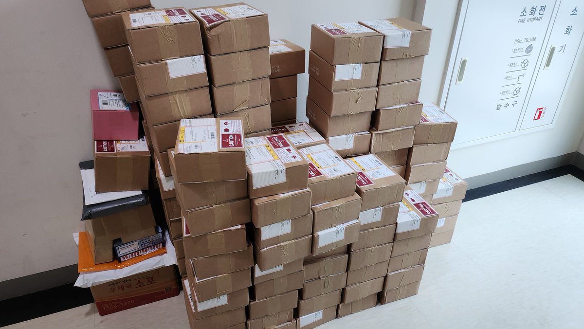 korseller365's tweet image. Today's arrival! And delivery :)
makestar, yes24, music korea,jypshop and etc~
Thank you very much :)

Free korean warehouse (no limit) Klivewh.com 

#bantaek #inclusions #koreanwh 
#StrayKids #Stray_Kids #koreanwarehouse #klivewh #freewebcheckout
