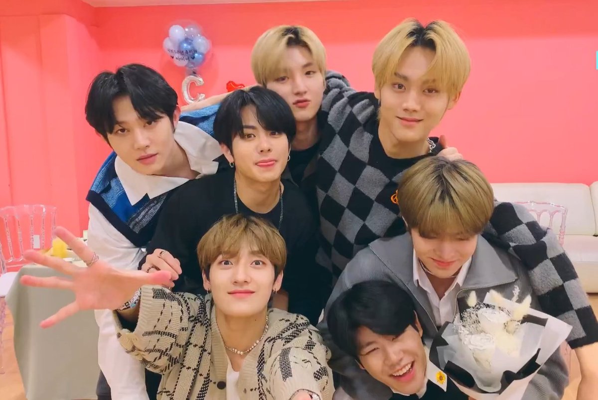 honeybunchkeita's tweet image. ciipher means so much to me :( truly my home and source of happiness i love them more than anything😭💕