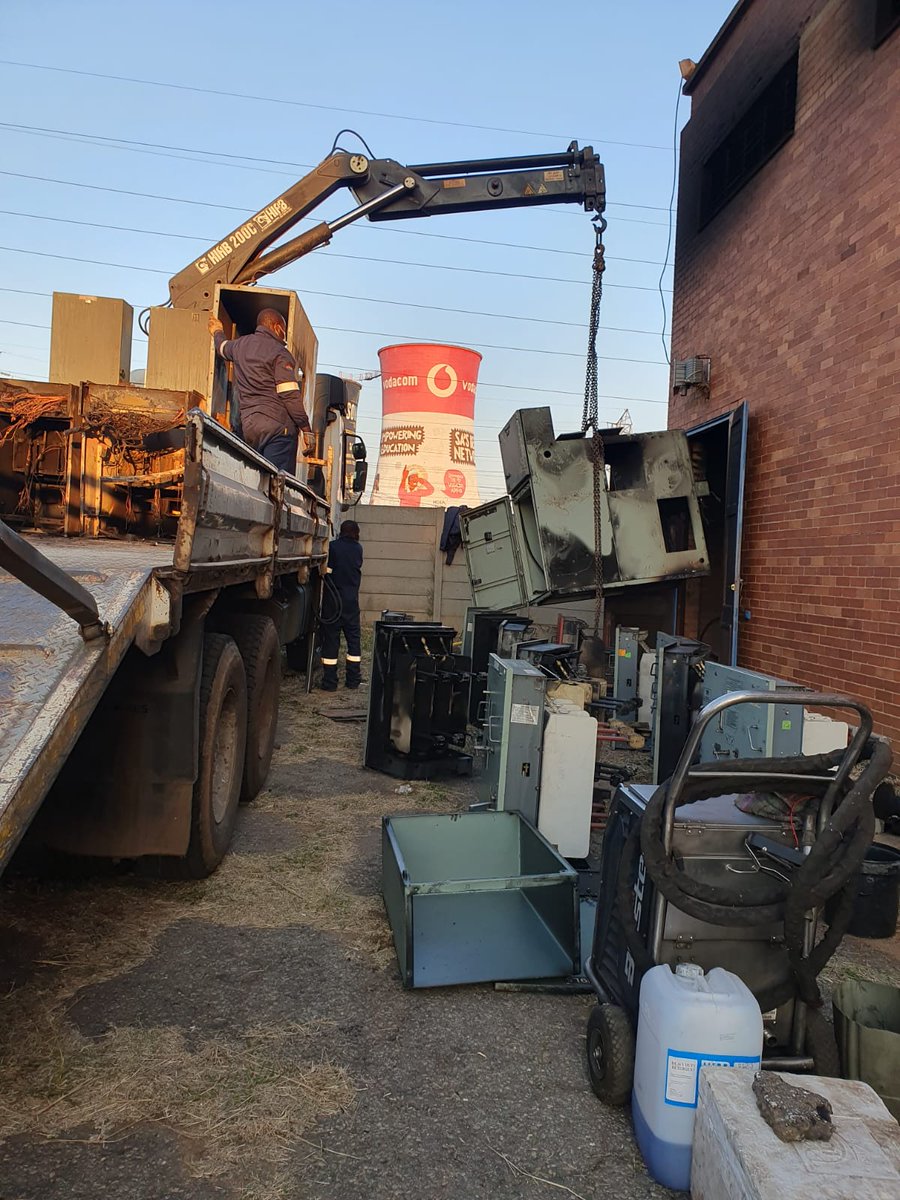 CityPowerJhb's tweet photo. #SowetoSub City Power teams have successfully stripped the burnt feeder board at Soweto Substation in Orlando East. The feeder board was burnt after suspected theft and vandalism which resulted in broken high-tension jumpers at the Orlando Switching Station. ^DR https://t.co/H7N3Qx48mm