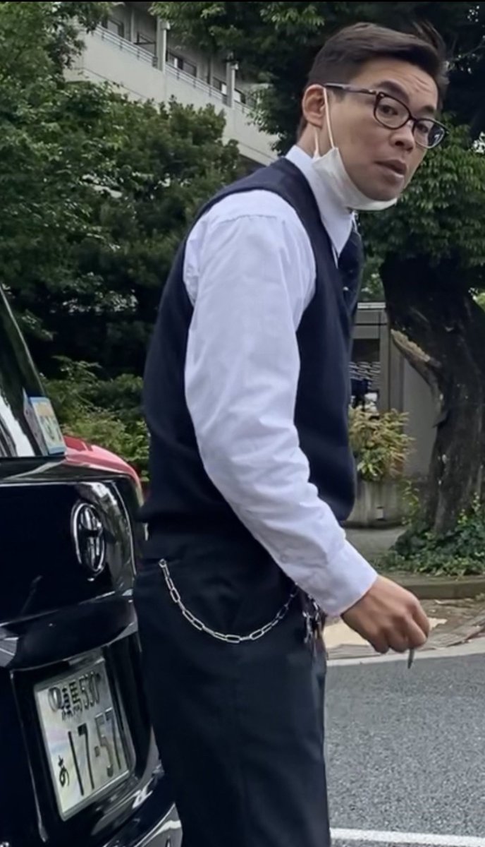 kinendeathyo's tweet photo. 禁煙エリア。大和タクシー。チンピラ運転手の三輪。迷惑喫煙に不法投棄。廃棄物処理法違反。指摘されるとまともに会話せず最後は「うっせーばーか！」と捨て台詞言って立ち去る。この会社の運転手は本当にろくな奴いない🪳
#灰人の生態
#早く厳罰化を　
#吸い得逃げ癖無くそう https://t.co/T3kV9PHzXp