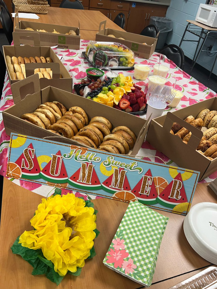 ChesterPto's tweet photo. 📸 Looking back at the most delicious breakfast for our teachers this week! We appreciate them so much! 🍉☀️🥯 https://t.co/z6bM0Pz6eN