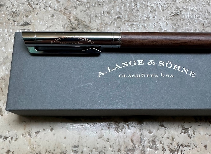 pproCollectorsM's tweet photo. FS: A Lange and Söhne Rollerball Pen wood and stainless steel, NIB (New in Box)
https://t.co/CgYGs19Ow2 https://t.co/Gdbe9darxF
