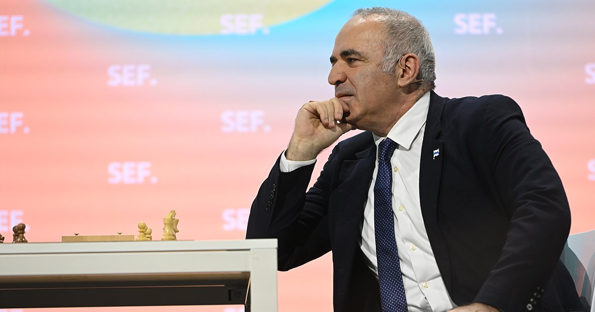 «AI and machines can help us in many ways. But if you go down to the root of the problem there is always a human.» So Garry Kasparov im Gespräch am #SEF23