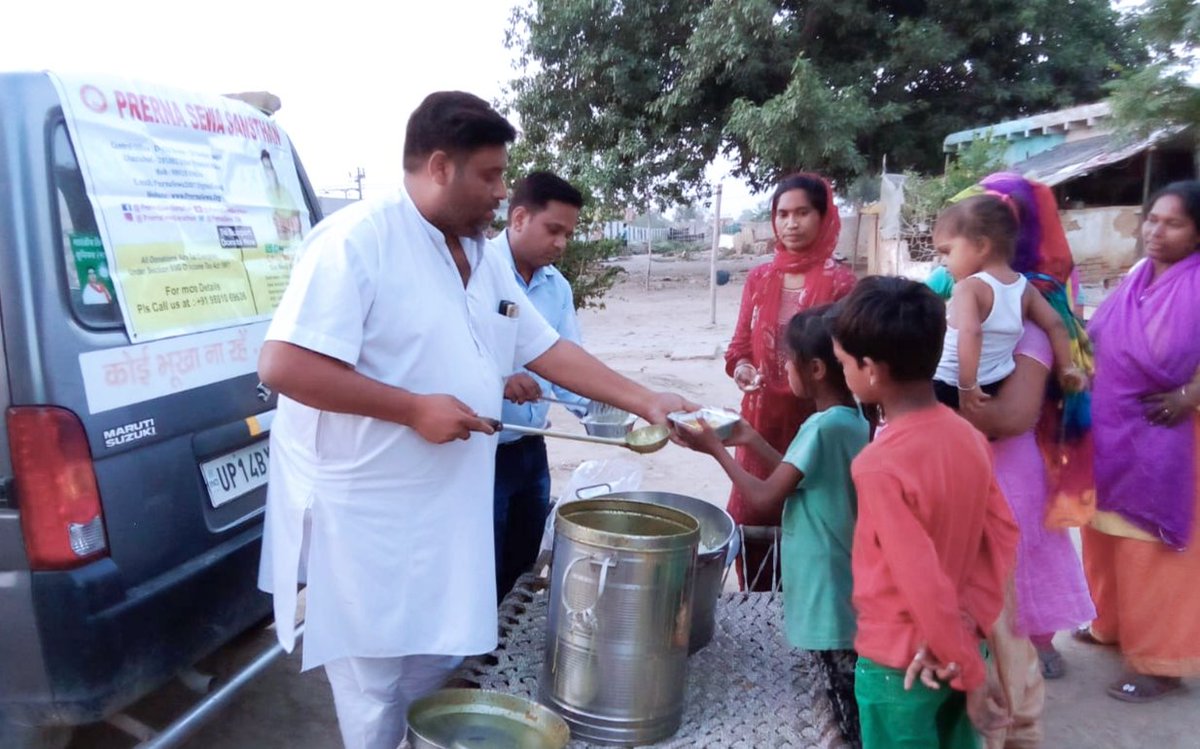 जरुरतमंद लोगों और बच्चों को  #AnnPatraIndia #prernasewasansthan द्वारा भोजन का वितरण किया गया l
#poorpeoplehelp #charityforpoor #eliminatehunger #feedthehungry #NeedyPeople #divyajeevanmission #tarunmanav #charity