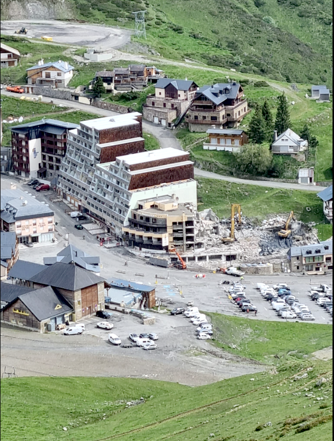 location_mongie's tweet photo. Enfin; démolition du Pourtheil et du Taoulet, ces 2 hôtels décatis au cœur du village de La Mongie.
Travaux en cours à La Voie Lactée hôtel passé en  4 étoiles. C'est quand même autre chose. Bravo aux investisseurs.
#coldutourmalet  #lamongie
#picdumididebigorre  #grandtourmalet https://t.co/AU9EcizLTh