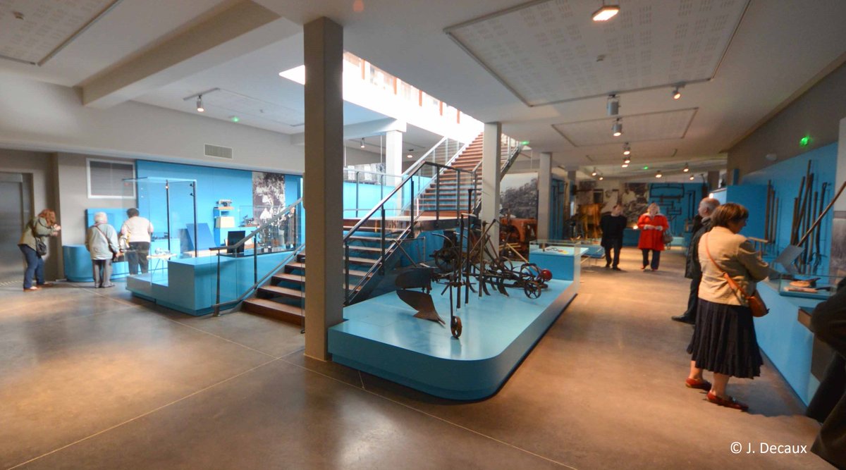 #MuseumWeek2023 J7 : #SoleilMW #SunMW
Lumière du soleil et #ConservationPréventive des collections ne font pas bon ménage ! Le rayonnement UV participe à la décoloration des papiers, textiles... Au <a href="/MHVQ76/">Musée d'Histoire de la Vie Quotidienne</a>, l'exposition est limitée grâce à une rotation et un parcours en sous-sol.