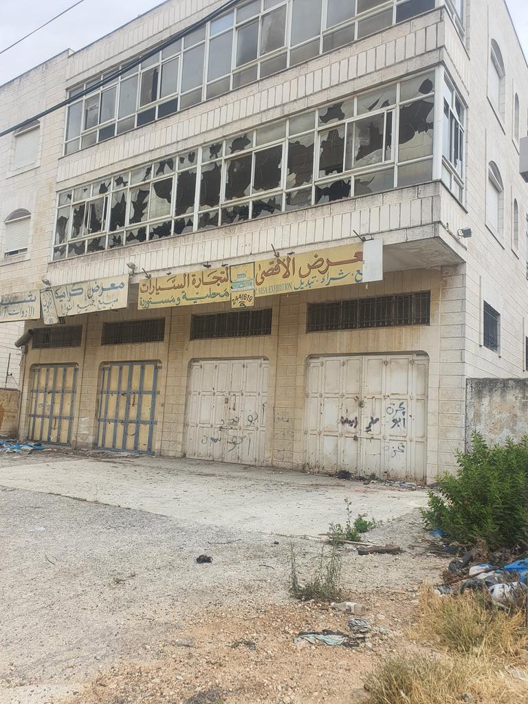 Israel's #ApartheidWall turned a vibrant area to a ghost town.

This is a balcony in Beirnabala Town near Ramallah. The town used to be a populated area relying on its highway to Jaffa. Now, it got so suffocated by the wall, Palestinians "willingly" moved out.
