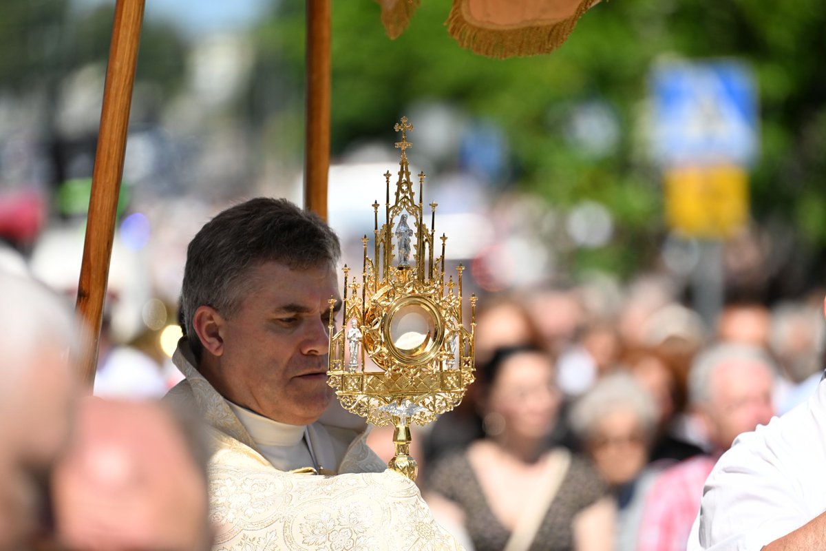 DiecezjaKoszKol's tweet photo. Bp Zbigniew Zieliński podczas procesji w Koszalinie: - Jak Chrystus ma mieszkać w naszych domach, rozwiązywać problemy naszych rodzin, skoro mówimy, że wiara to coś, na co miejsce jest tylko we wnętrzu świątyni? https://t.co/S7NL1t6Ph8