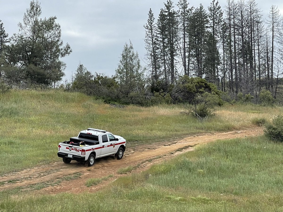 Elias_Funez's tweet photo. @TheUnion Units approaching spot fire locations from E. Bennett Avenue and Lava Rock Way, area of known homeless shelter encampments. Also the starting point of the #BennettFire here in 2021, you can still see some of the burnt trees. #fireseason2023 @TheUnion https://t.co/Co91not8dP