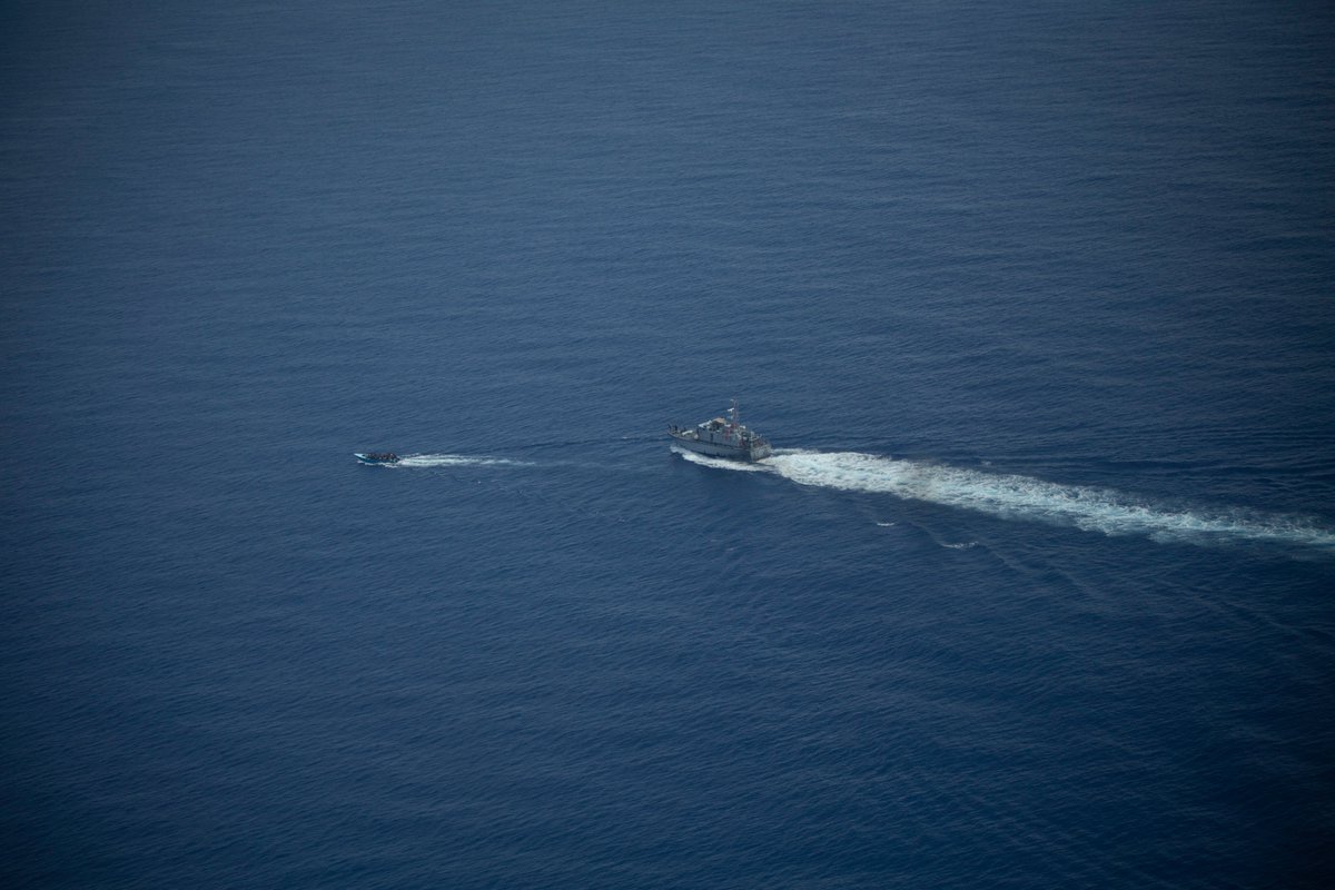 Wir haben heute ein Boot mit ⁓ 50 Menschen gefunden. Obwohl #Frontex der Seenotfall 1 1/2 Stunden zuvor bekannt war, wurde die nahegelegene #GeoBarents von #MSF_Sea nicht informiert! Resultat: Pushback nach Libyen durch die sog. libysche Küstenwache.