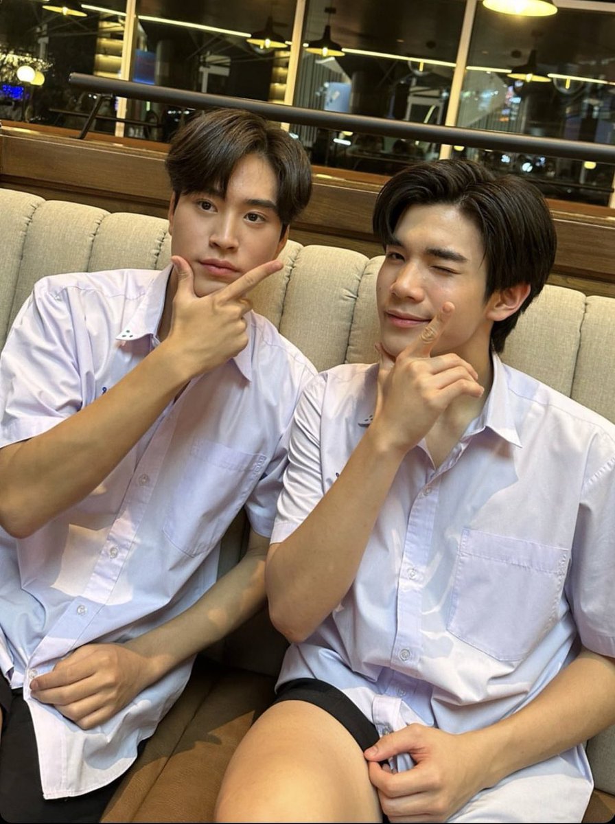 Geminilism's tweet photo. นึกภาพเจมีไนน์ไม่ได้เรียนนานาชาติ เป็นพี่ม.6เดินสยามกับน้องโฟ้ดม.5อะ กุตายยย😭😭 https://t.co/y9OWuO923C